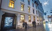 Der Eingang der "Herberge zur Heimat". Diese befindet sich beim Gallusplatz direkt neben dem Hotel Vadian (rechts im Bild). (Bild: Ralph Ribi)