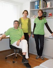 Zu dritt im Einsatz für die Gesundheit der lokalen und regionalen Bevölkerung: Brigitte Graf und Ariana Crottogini (hinten von links) sowie Helmut Wehr. (Bild: Andrea Häusler)