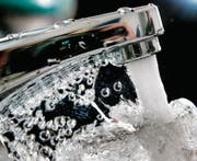 1000 Liter Trinkwasser kosten in der Stadt St.Gallen 2,66 Franken. (Bild: Michael Probst (AP))