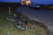 Durch die Kollision stürzte der Velofahrer in die angrenzende Wiese und wurde dabei leicht verletzt. (Bild: Kapo SG)
