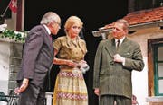 Niklas Bartling als Monsieur Chapuis (r.) und Max Weder als Versicherungsdirektor versuchen, Meieli (Nicola Segmüller) das Geheimnis um die Hühner zu entlocken. (Bild: Max Pflüger)