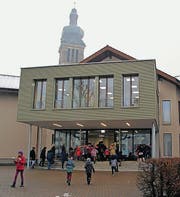 Der neue Anbau brachte den nötigen Platz für eine Aula. (Bild: rkf)