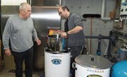 Beim Heerbrugger Bier gilt die Regel: «Es hät, solang’s hät.» Michael Carnier musste bei einzelnen Sorten schon Wartelisten führen. (Bild: Kurt Latzer)