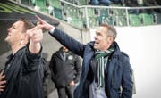 FCSG-Präsident Matthias Hüppi begibt sich beim Spiel am Samstag zu den Anhängern und will beruhigen. (Bild: Ralph Ribi)