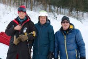 Beni Giger (Mitte) mit Pistenchef Nikolay (links) und dem langjährigen FIS-Renndirektor Günter Hujara. (Bild: PD)