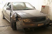 Das Auto nach der Kollision mit der Wand der Parkgarage. (Bild: Stapo SG)