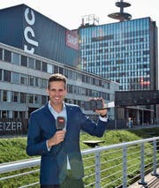 Fernsehstudio Leutschenbach: Mit Smartphone und Mikrofon ausgerüstet realisiert Marcel Anderwert Beiträge für die Tagesschau. (Bild: MC)