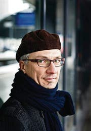 Christoph Badertschers Krimis handeln oft in Kleinstädten. Das widerspiegle wohl seine Herkunft. (Bild: Michel Canonica)