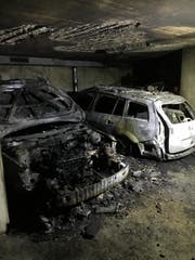 Der Mazda links und der Renault rechts sind vom Brand komplett zerstört. (Bild: PD)