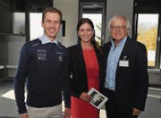 Die Stargäste Simon Ammann und Gilbert Gress mit Moderatorin Claudia Eggenberger. (Bild: Heini Schwendener)
