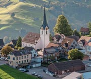 Die Fassade der evangelischen Kirche von Hemberg hat eine Sanierung nötig. (Bild: Urs Jaudas)