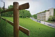 Geschützte Grünzone: Für den allfälligen Bau eines Alterswohnheims im Riethüsli muss die Wiese gegenüber der Gewerbeschule umgezont werden. Die Riethüsli-Bewohner halten die Grünfläche für den idealen Standort – Bauexperten sehen das anders. (Bild: Urs Bucher)