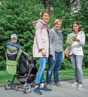 Nadja Munafo unterschreibt die Petition von Wilma Moritzi (Mitte) und Franziska Frei. (Bild: Jil Lohse)