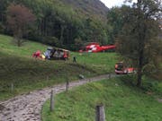 Nach dem Überschlag musste der Fahrer mit der Rega ins Spital geflogen werden. (Bild: KAPO SG)