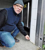 Klärwerkmeister Martin Niedermann zeigt, wie sich die Silikon-Fugendichtungen lösen, hier gleich beim Eingang in den Kühlraum. Die Fugen müssen neu verfüllt werden. (Bild: Max Tinner)