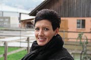 Die Diepoldsauerin Irene Frei war mit dem Auto unterwegs; als sie das reiterlose Pferd sah, hielt sie an und stoppte es beherzt. (Bild: Gert Bruderer)