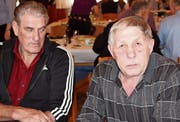 Könige und Legenden unter sich: Der als Wirbelwind bekannte Rheintal-Oberländer Ruedi Kobelt (rechts) zusammen mit Schwingerkönig David Roschi. (Bild: Emil Bürer)