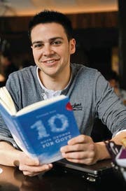 Ohne wolkige Botschaften kommen Stephan Siggs Geschichten aus – aber nicht ohne Laptop. (Bild: Ralph Ribi)