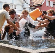 Abkühlung vor dem Schwumm im Brunnen für Ladina Dörig. (Bild: Sophia Quaderer)