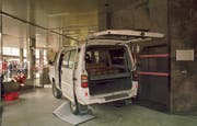 Mit einem Kleinbus raste der Mann 1999 in die Eingangshalle des Rathauses. (Bild: Keystone/Archiv)