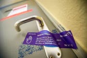 Versiegelte Wohnung: Im Parterre eines Hauses in Wagenhausen soll das Tötungsdelikt verübt worden sein. (Bild: Reto Martin)