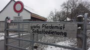 Pferdemist gratis abzugeben: Peter Ammann aus Schwarzenbach ist noch so froh um dankbare Abnehmer. (Bild: Angelina Donati)