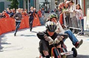 Kein Seifenkistenrennen, aber ein Kartrennen war vor zehn Jahren bereits einmal Publikumsattraktion für ein Fest im Städtli. Damals hat Pascal Savoie im Finallauf Jasmin Hutter abgehängt, die zu jener Zeit noch Nationalrätin war. (Archivbild: Max Tinner)