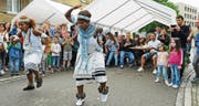 Die Frauen der Gruppe Ubuhle be Africa tanzen auf der Strasse, derweil die Männer den Rhythmus auf ihren Trommeln vorgeben (Bild: Michael Hug)
