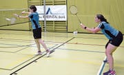 Karin Heinzelmann (beim Anspiel, links) und Tanja Omlin vom Team eins im Damendoppel gegen den BC Chur. Die Mannschaft ist Tabellenzweiter, hat aber trotzdem kaum Aufstiegschancen. (Bild: pd)