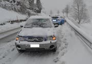 Eine 25-jährige Autofahrerin schlitterte auf der Obereggstrasse in Heiden auf die linke Spur. (Bild: Kapo AR)