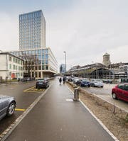 Links des Trottoirs darf ab sofort nicht mehr parkiert werden. Und rechts soll der Rosenbergplatz entstehen. (Bild: Hanspeter Schiess)