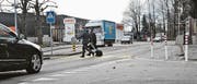 Die Absperrpfosten hindern die Fahrzeuglenker, auf das Trottoir auszuweichen. (Bilder: Monika von der Linden)