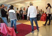 Die Schülerinnen und Schüler der Quartierschule sprechen der Kursleiterin im Chor einfache Sätze nach. (Bild: Martin Knoepfel)