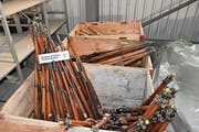 Die Kantonspolizei St. Gallen fand im Dezember 2017 beim Degersheimer rund 280 Waffen. (Bild: Kapo SG)