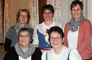 Stehend der neue Vorstand: (v. l.) Aktuarin Regula Rechsteiner, Präsidentin Claudia Keller, Kassierin Patricia Willi. Sitzend die Abtretenden: (v. l.) Silvia Haltinner und Diana Steger; es fehlt Ruth Muntwyler. (Bild: pd)