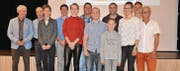 Die ausgezeichneten Sportlerinnen und Sportler mit den Ehrengästen Alex Baumann und Beat Hefti (4. u. 5. v. r.) und Moderator Peter Roth (1. v. r). (Bild: maj)