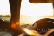 Die Gefahr, am Steuer geblendet zu werden, ist im Frühjahr und im Herbst am grössten. (Bild: iStockphoto)