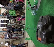 Lotto-Premiere mit dem Rasenroboter (Bild: PD)