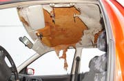Deutliche Spuren der Verpuffung im Auto. (Bild: Kapo SG)