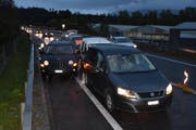 Wegen des Unfalls musste der Strassenabschnitt (Bild: Kapo SG)