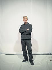 Der Schauspieler Thomas Fuhrer im noch nicht ganz fertigen Bühnenbild im Theater 111. (Bild: Luca Linder)
