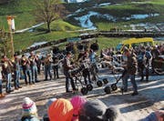 Die Guggemusig Moslig machte auf der Silvestertour beim grössten Adventskranz der Welt Station. (Bild: PD)