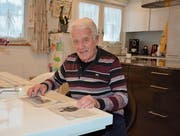 Charly Güntert kann sich genau an die Flugzeugabstürze des Jahres 1944 erinnern und liest noch heute gerne Artikel in der Zeitung, die sich mit der damaligen Zeit auseinandersetzen. (Bild: Beat Lanzendorfer)