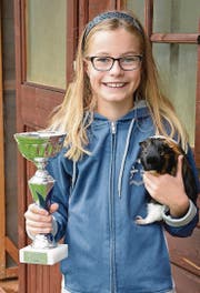 Im Wasser fühlt sich Janine Schelling in ihrem Element, und dort gewinnt sie Pokale. An Land kümmert sie sich gerne um ihr Meerschweinchen «Speedy». (Bild: ys)