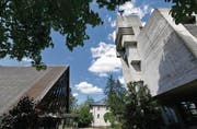 Kirchenlandschaft Riethüsli: Die moderne reformierte Kirche (rechts) und daneben das Zeltdach der katholischen Kirche. (Bild: Hanspeter Schiess)