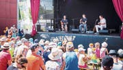 Kassensturz-Moderator Ueli Schmelz spielt mit seiner Band am Kinderland-Open-Air selbstkomponierte Kinderlieder. (Bild: Urs Bucher)