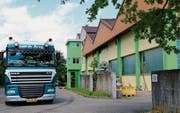 Donnerstag, kurz vor 12 Uhr bei Bima Energie in Münchwilen: Ein holländischer LKW steht auf der Waage zur Warenanlieferung. (Bild: Hans Suter)