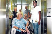 Mit den Bewohnerinnen und Bewohnern (vorne Erika Zgraggen) freuen sich auch Heimleiter Jakob Egli und Pflegedienstleiterin Nilanthi Ekubo über den neuen Lift. (Bild: Peter Eggenberger)