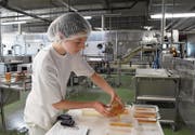 Seraina Breu testet die Konfitüre. (Bild: Yvonne Aldrovandi-Schläpfer)