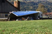 Durch den Selbstunfall kippte die gesamte Fahrzeugkombination. (Bild: Kapo SG)